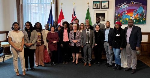 Image of students from Béatrice-Desloges Catholic Secondary School and members of Franco.Noire and AMAPCEO Francophone Caucus attended by by the Lieutenant Governor of Ontario